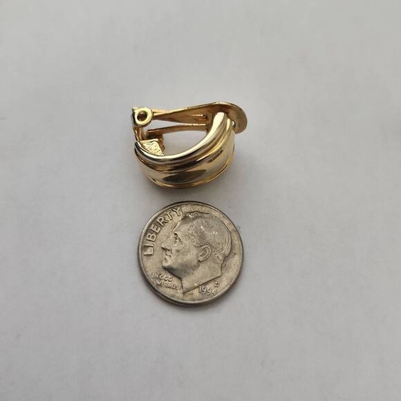 Vintage gold toned clip on round‎ huggie earrings elegant classy old money - Picture 7 of 7